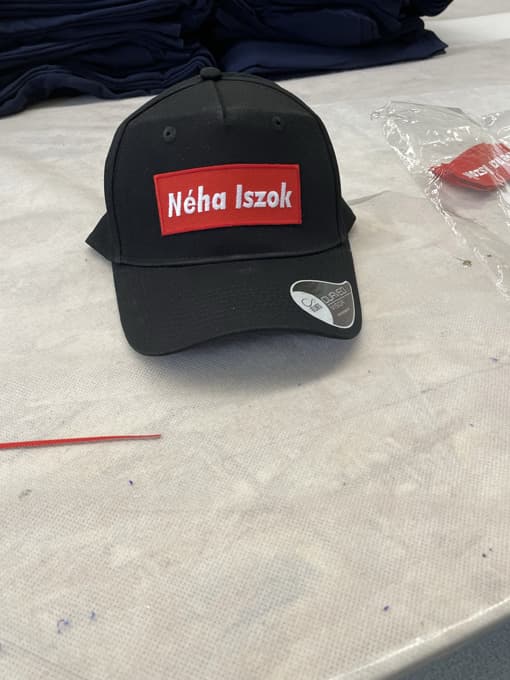 Hímzett céges ruházat